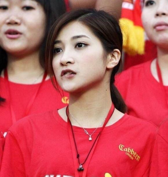 女生扒开腿让男生捅